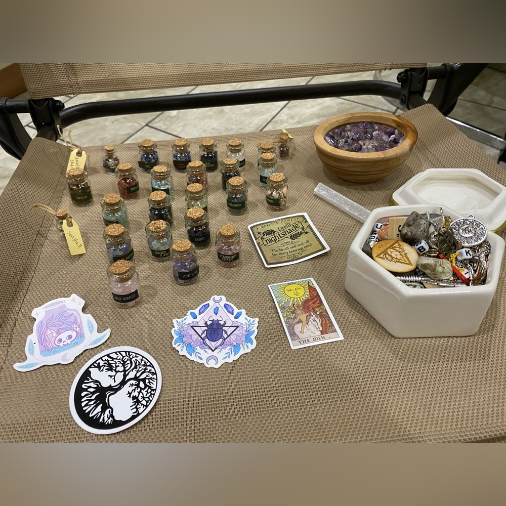 Mini crystal bottle set + Bee container with small pieces charms